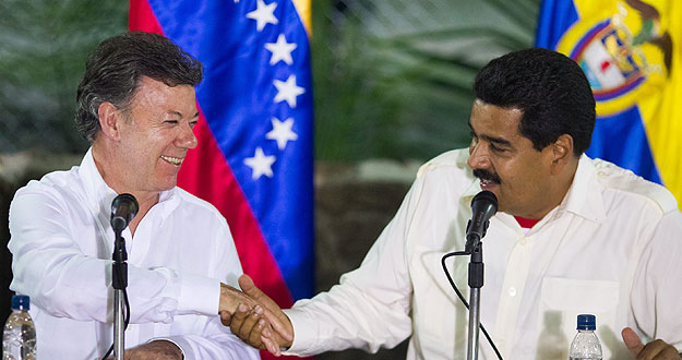 El presidente de Venezuela, Nicolás Maduro, y su homólogo de Colombia, Juan Manuel Santos, se saludan durante su encuentro en Puerto Ayacucho (Venezuela).