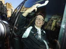 El magnate de prensa Rupert Murdoch sonríe a los fotógrafos al abandonar su residencia en Londres, hoy. El magnate de prensa Rupert Murdoch sonríe a los fotógrafos al abandonar su residencia en Londres, hoy.