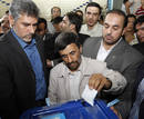 Mahmud Ahmadineyad, actual presidente de Ir&aacute;n y candidato en estas elecciones presidenciales, deposita su voto en Teher&aacute;n
