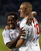 Jean Makoun y Karim Benzema celebran un gol. Los dos comparten equipo en el Olymp&igrave;c de Lyon a la espera de que Benzema fiche por el Real Madrid.