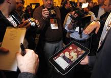 El tablet de Lenovo rodeado de medios de comunicación en la feria de electrónica de Las Vegas. REUTERS/Rick Wilking El tablet de Lenovo rodeado de medios de comunicación en la feria de electrónica de Las Vegas. REUTERS/Rick Wilking