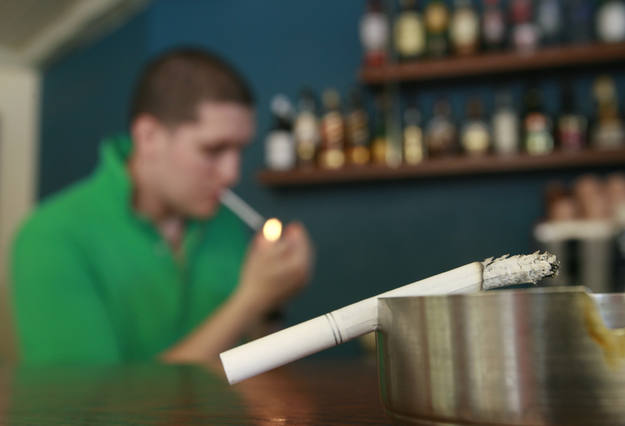 Los locales de ocio y los restaurantes se ver&aacute;n obligados a impedir a los clientes fumar en sus locales.