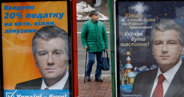 Un hombre en una parada de autobús de Kiev entre carteles del presidente Yushchenko. Un hombre en una parada de autobús de Kiev entre carteles del presidente Yushchenko.
