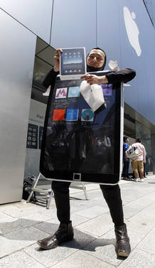 Locos por el iPad en Tokio, donde este japon&eacute;s se ha disfrazado de lo &uacute;ltimo de Apple.