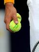 El manacor&iacute; sostiene dos bolas en su mano durante su encuentro ante el australiano Hewitt.