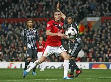 El delantero italiano del Manchester United Federico Macheda (2d) y el del Besiktas Ibrahim Toraman El delantero italiano del Manchester United Federico Macheda (2d) y el del Besiktas Ibrahim Toraman