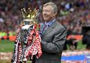 El entrenador del Manchester United Sir Alex Ferguson celebra la victoria en la Premiership
