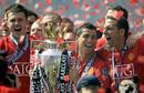 Los jugadores del Manchester United Michael Carrick, Christiano Ronaldo y Rio Ferdinand