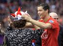 Cristiano Ronaldo celebra el t&iacute;tulo con su madre y le pone el sombrero de rey de la Premier.