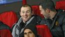 El delantero del Manchester United, Wayne Rooney (i), conversa con su compa&ntilde;ero John OShea