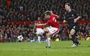 El delantero del Manchester United, Michael Owen (c), anota el primer gol de su equipo contra el CSKA