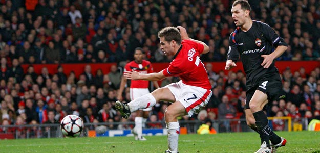 El delantero del Manchester United, Michael Owen (c), anota el primer gol de su equipo contra el CSKA El delantero del Manchester United, Michael Owen (c), anota el primer gol de su equipo contra el CSKA