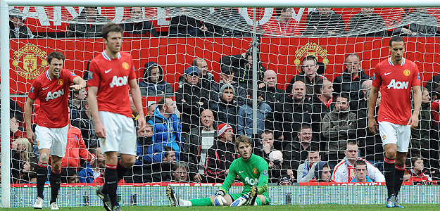 El portero espa&ntilde;ol del Manchester United David De Gea se lamenta tras no conseguir para el 4-4 ante el Everton.
