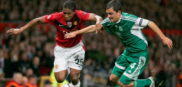 El jugador ecuatoriano del Manchester United Antonio Valencia (i) lucha por el bal&oacute;n con Marcel Schafer, del VfL Wolfsburgo