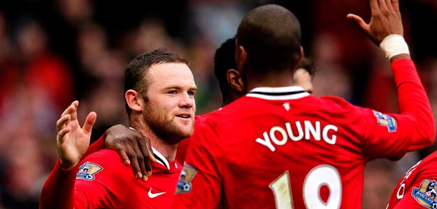 Wayne Rooney del Manchester United (i) celebra con su compa&ntilde;ero Ashley Young (d)