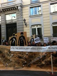 Organizaciones de la Memoria Histórica muestran una pancarta con una fosa del franquismo para apoyar a juez Garzón. Organizaciones de la Memoria Histórica muestran una pancarta con una fosa del franquismo para apoyar a juez Garzón.
