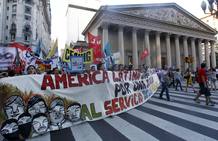 Manifestaci&oacute;n en Buenos Aires dentro de la denominada "Marcha Latinoamericana por la Educaci&oacute;n"