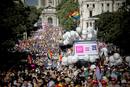 La manifestaci&oacute;n del Orgullo gay llena la calle de Alcal&aacute;.