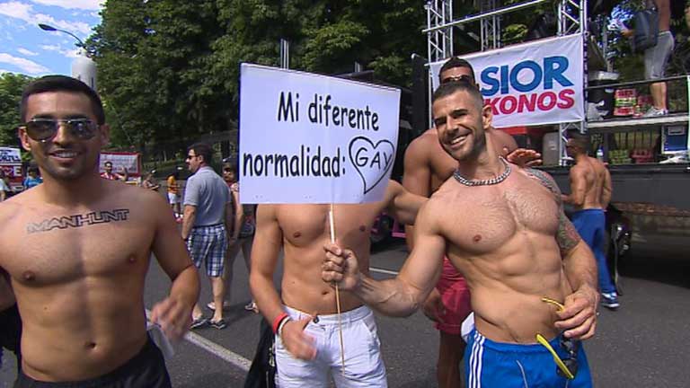 Miles de personas reivindican en Madrid un "matrimonio igualitario"