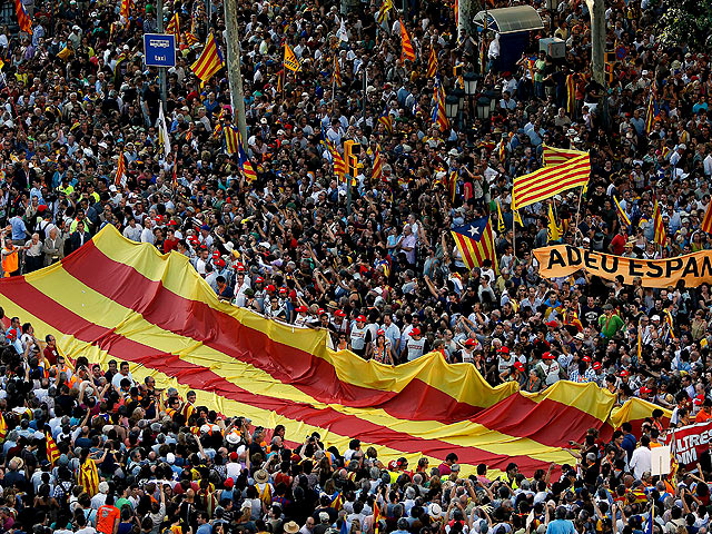 Multitudinaria manifestaci&oacute;n en Barcelona contra la sentencia del Estatut