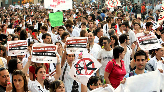 M&eacute;dicos internos residentes se manifiestan en Barcelona por los recortes