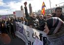 Unas doscientas personas durante la manifestaci&oacute;n convocada por SOS Racisme-Catalunya y otras entidades c&iacute;vicas, que han llevado a cabo ante el hotel de Barcelona en el que el candidato de Plataforma per Catalunya a la Generalitat, Josep Anglada, se