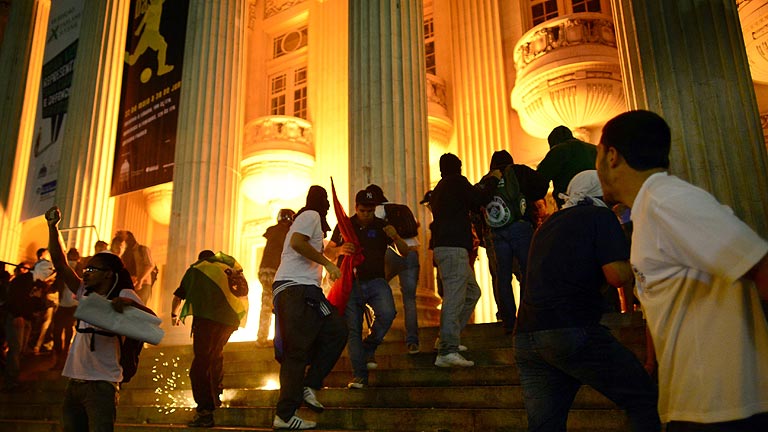 Miles de manifestantes protagonizan las mayores protestas de los &uacute;ltimos 20 a&ntilde;os en Brasil