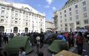 Manifestaciones en el exterior del edificio de la Bolsa de Mil&aacute;n