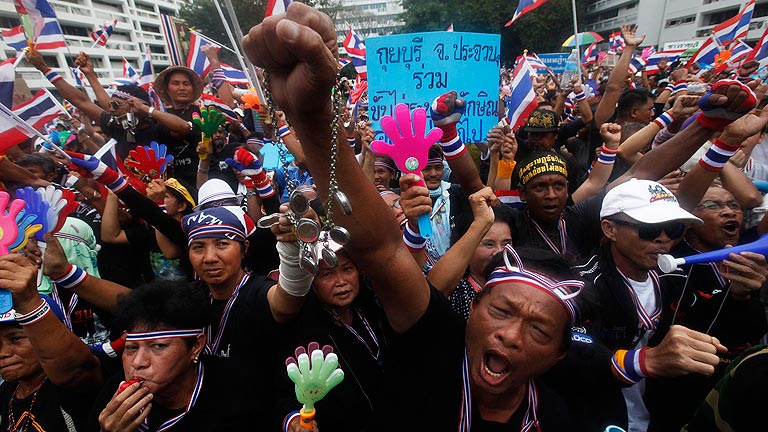 Los opositores tailandeses ocupan ya cuatro ministerios para derrocar al Gobierno 