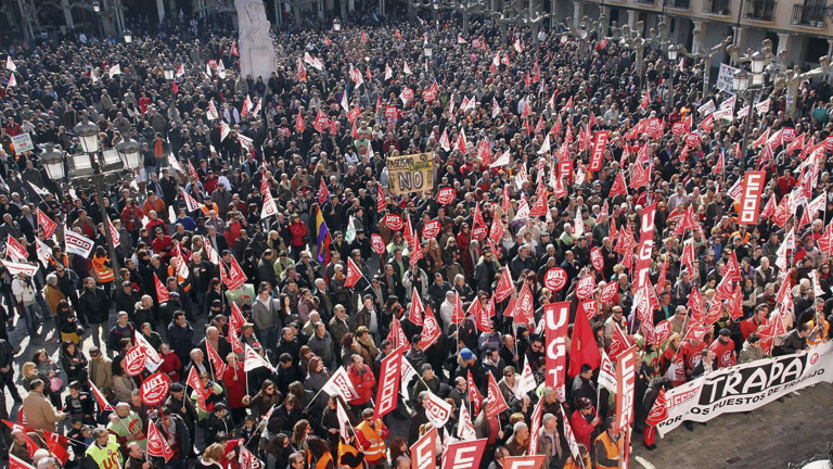 Decenas de miles de personas han salido a la calle en toda Espa&ntilde;a para manifestarse contra la reforma laboral