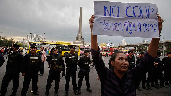 Manifestante antigolpe en Bangkok, Tailandia