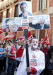 Un manifestante disfrazado de Rajoy durante la manifestaci&oacute;n de Pamplona.