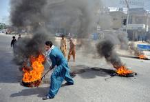 Un manifestante paquistan&iacute; quema neum&aacute;ticos en Rawalpindi para protestar por el v&iacute;deo ofensivo sobre Mahoma