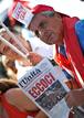 Un manifestante porta un peri&oacute;dico de la l Unit&aacute; con titulares favorables a la huelga