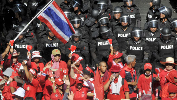 Manifestantes antigubernamentales exigen la disolución del Parlamento de Tailandia Manifestantes antigubernamentales exigen la disolución del Parlamento de Tailandia