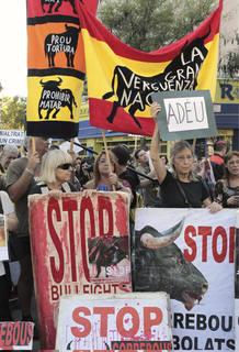 MANIFESTANTES ANTITAURINOS ANTE LA ÚLTIMA CORRIDA TAURINA EN BARCELONA MANIFESTANTES ANTITAURINOS ANTE LA ÚLTIMA CORRIDA TAURINA EN BARCELONA