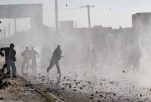 Manifestantes arrojan piedras contra la Polic&iacute;a en Kabul