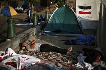 Manifestantes duermen en la Plaza Tahrir de El Cairo para afrontar una nueva jornada de protestas contra Morsi