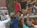 Ir al Video&nbsp;Manifestantes egipcios derriban el muro de la Embajada israel&iacute; en El Cairo
