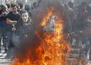 Manifestantes enmascarados provocan peque&ntilde;as hogueras en Barcelona