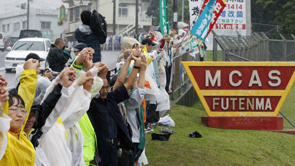 Manifestantes forman una "cadena humana" ante la base estadounidense