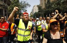 Manifestantes gritan esl&oacute;ganes contra los recortes y las privatizaciones del rescate.
