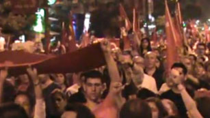 Ver vídeo  'Los manifestantes intentan volver a la plaza Taksim de Estambul tras el desalojo'