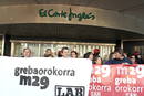 MANIFESTANTES DE LAB A LA ENTRADA DEL CORTE INGL&Eacute;S DE BILBAO