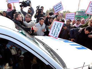 Manifestantes palestinos lanzan zapatos en Gaza contra el veh�culo de Ban Ki moon