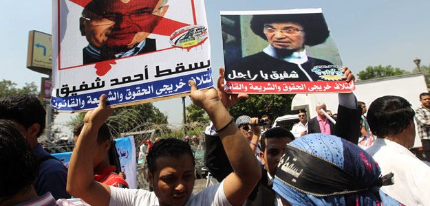 Manifestantes protestan contra el candidato presidencial Ahmed Shafiq frente a la sede del Tribunal Constitucional egipcio