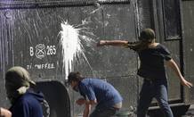 Los manifestantes se enfrentan a la polic&iacute;a en las manifestaciones en las que piden una educaci&oacute;n gratuita