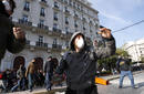 Varios manifestantes tiran piedras a la polic&iacute;a en Atenas