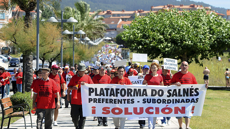 M&aacute;s de cinco mil afectados por las participaciones preferentes en Galicia se han manifestado hoy en Sanxenxo