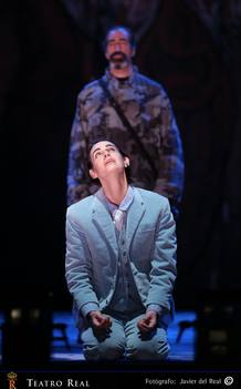 Un momento de la ópera Ainadamar, de Osvaldo Golijov, con Núria Rial en el papel de Nuria, la alumna de Lorca Un momento de la ópera Ainadamar, de Osvaldo Golijov, con Núria Rial en el papel de Nuria, la alumna de Lorca